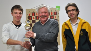 Pokalsieger 2012 ist Fabian Ehmer (Links, Rechts Finalgegner Manuel Trumm, Mitte Abteilungsleiter HorstSchindler)