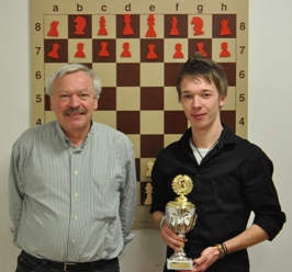 Fabian Ehmer (rechts) hat sich gegen Horst Schindler duchgesetzt und ist somit Sieger des Pokalturniers